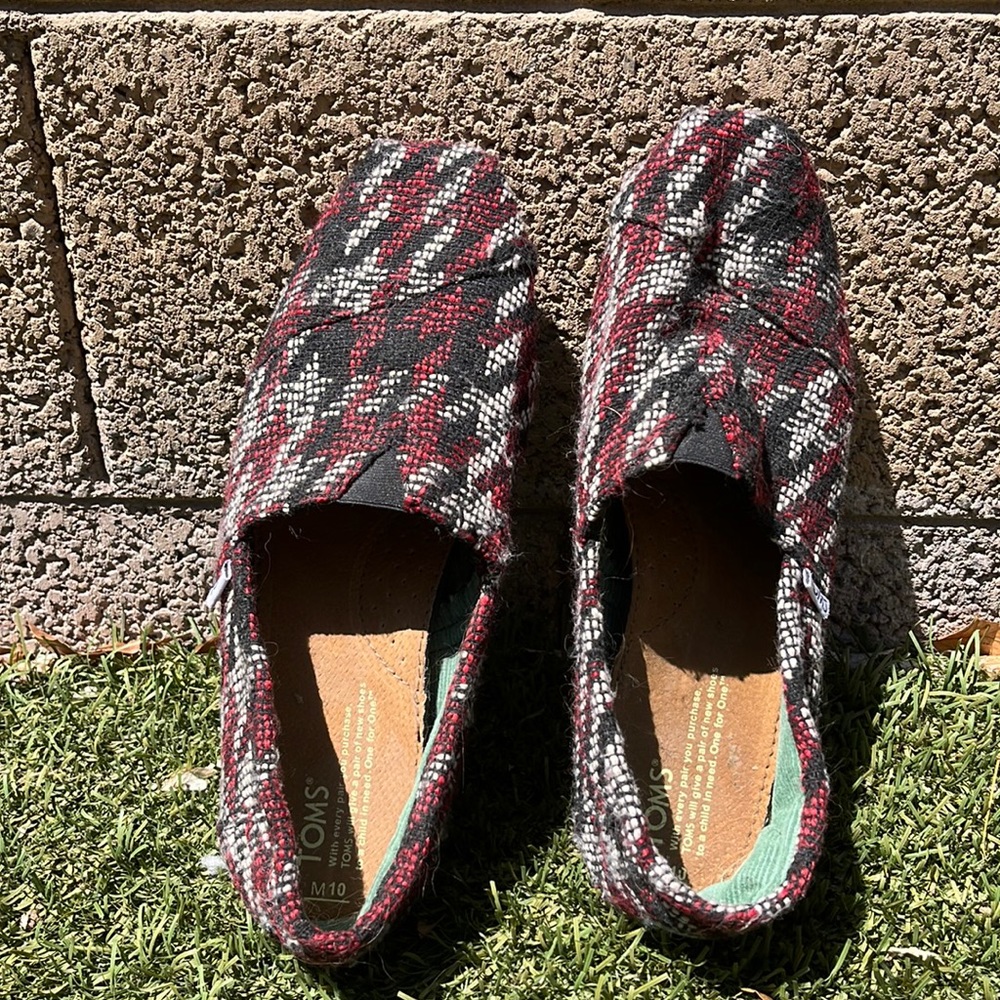 NWOT TOMS Houndstooth pattern red/black/white